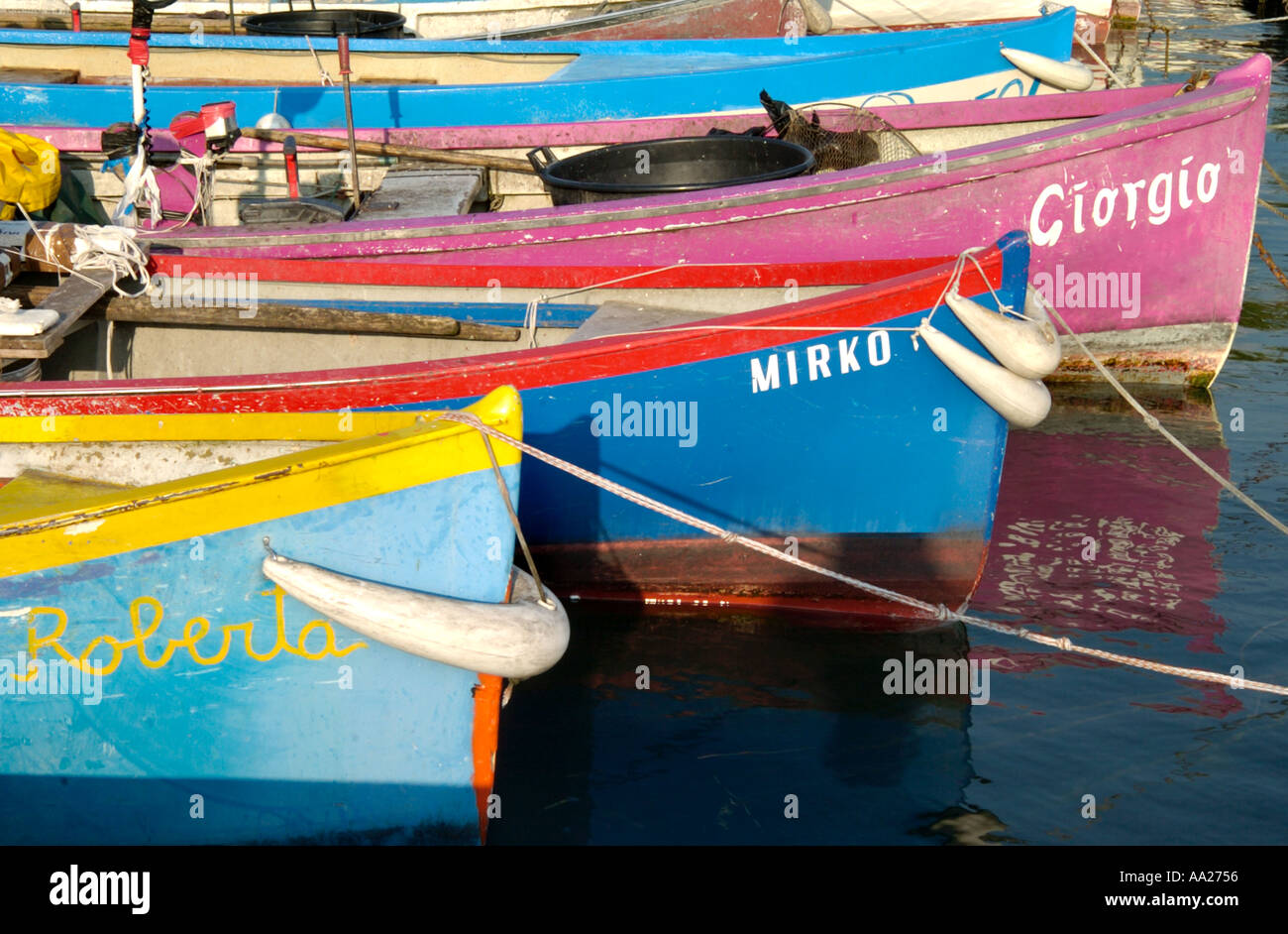 Bunte Boote im Hafen von Garda, Gardasee, Italien Stockfoto