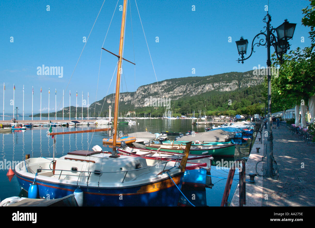 Boote im Hafen von Garda, Gardasee, Italien Stockfoto