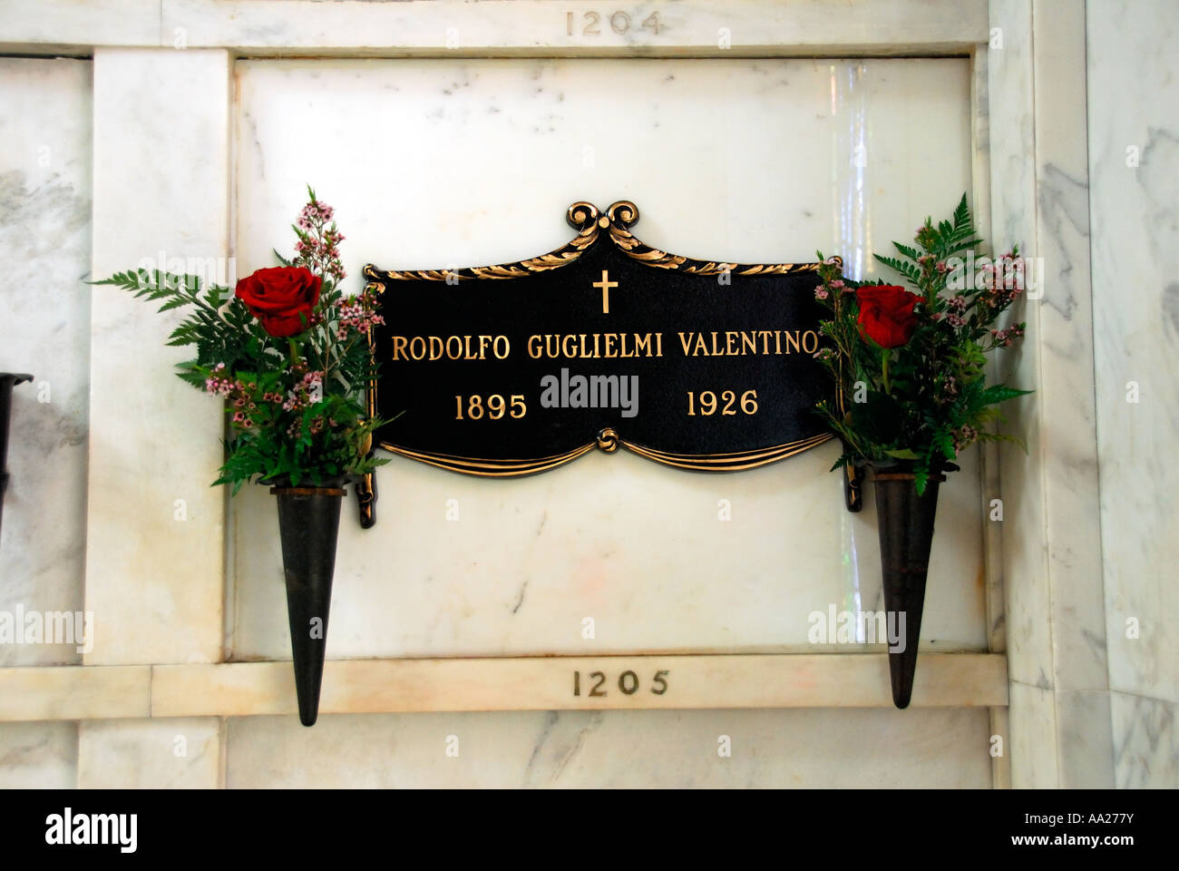 Rudolph Valentinos Krypta in der Hollywood Forever Cemetery Hollywood LA California Stockfoto