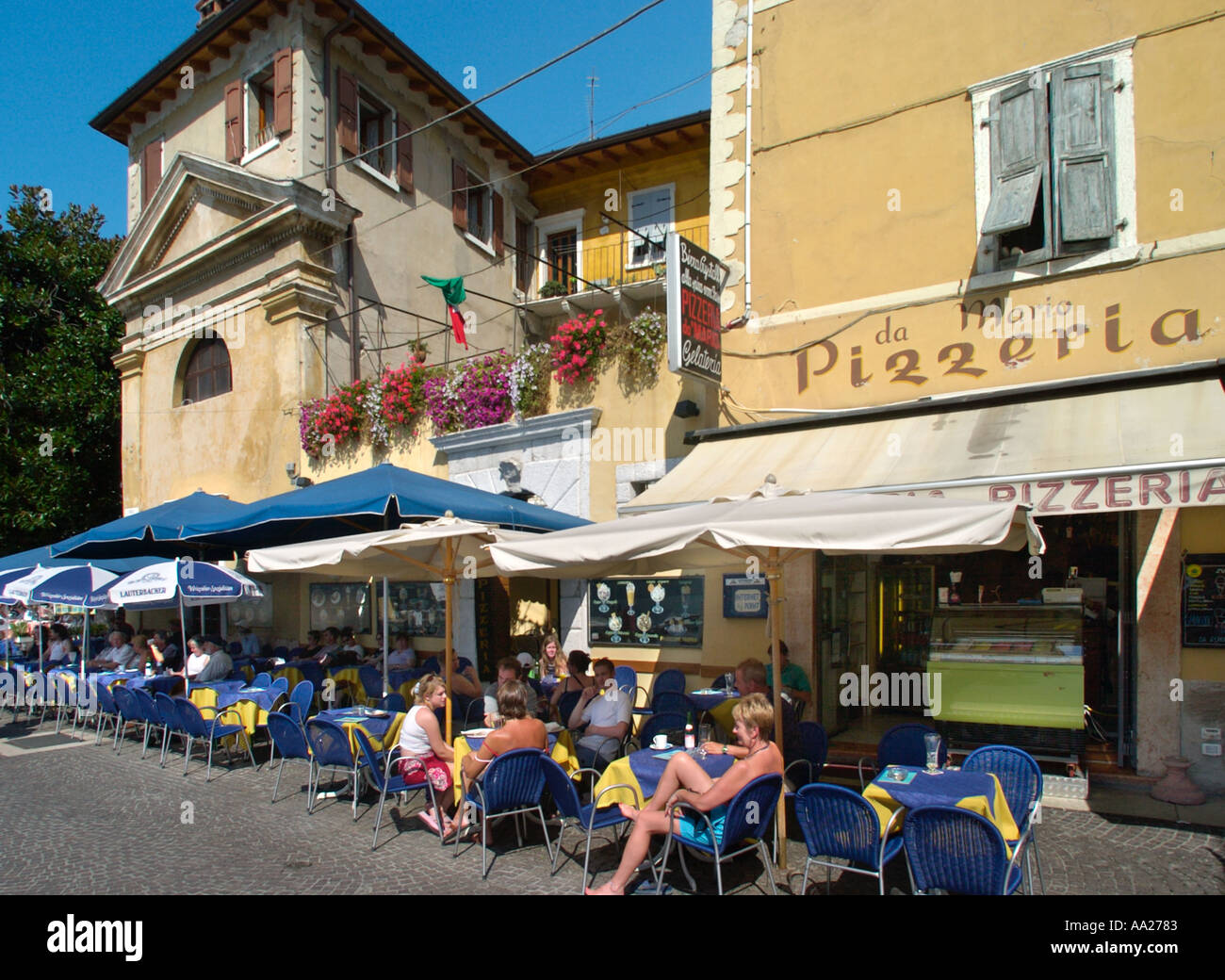 Straßencafés in Malcesine, Gardasee, Italien Stockfoto