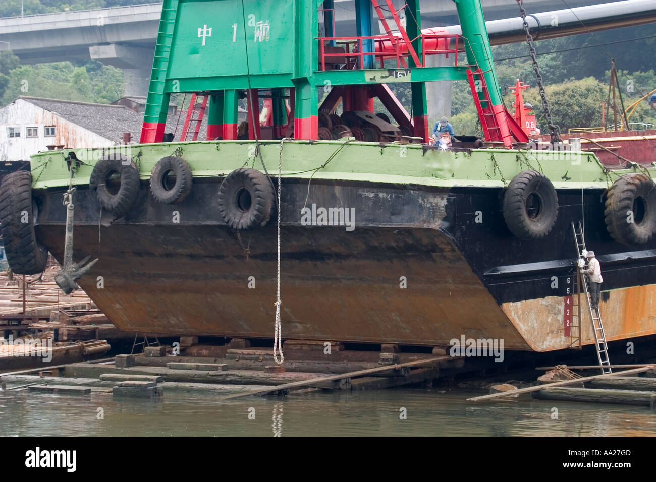 Riesige Containerbarge in Drydocks, Rumpf neu lackiert und Reparaturen Stockfoto