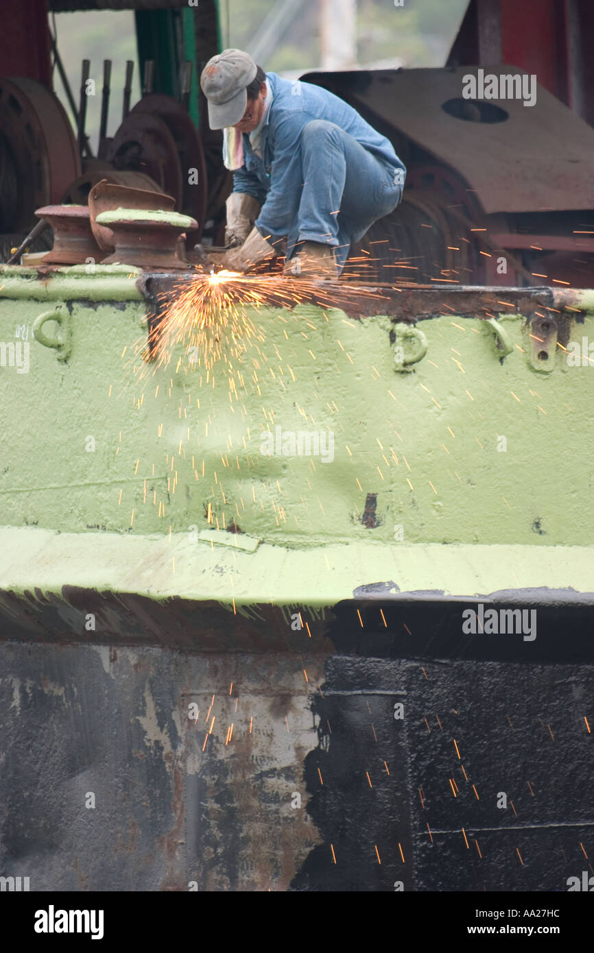 Werft Schweisser Arbeiten Mit Acetylen Fackel Befestigung Riesige Containerbarge Transfer Stockfotografie Alamy