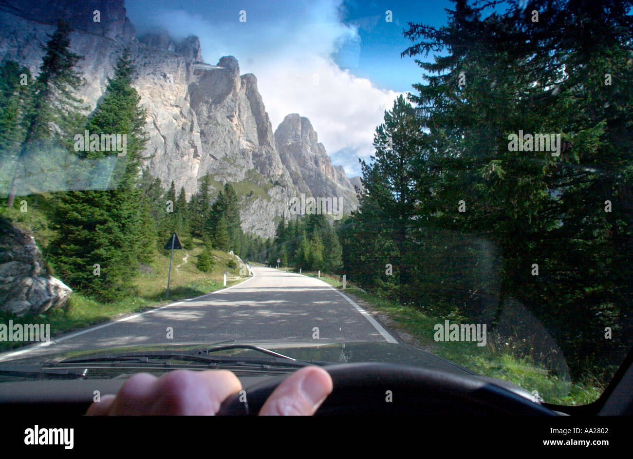 Mann fahren Autos durch die Dolomiten in Norditalien Stockfoto