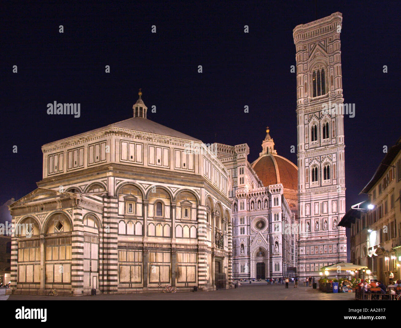 Der Dom (Basilica di Santa Maria del Fiore) und Taufkapelle an Nacht, Piazza di San Giovanni, Florenz, Italien Stockfoto
