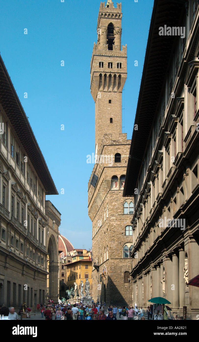 Zeigen Sie nach Piazzale Degli Uffizi in Richtung Palazzo Vecchio mit der Galerie der Uffizien auf der rechten Seite, Florenz, Toskana, Italien an Stockfoto