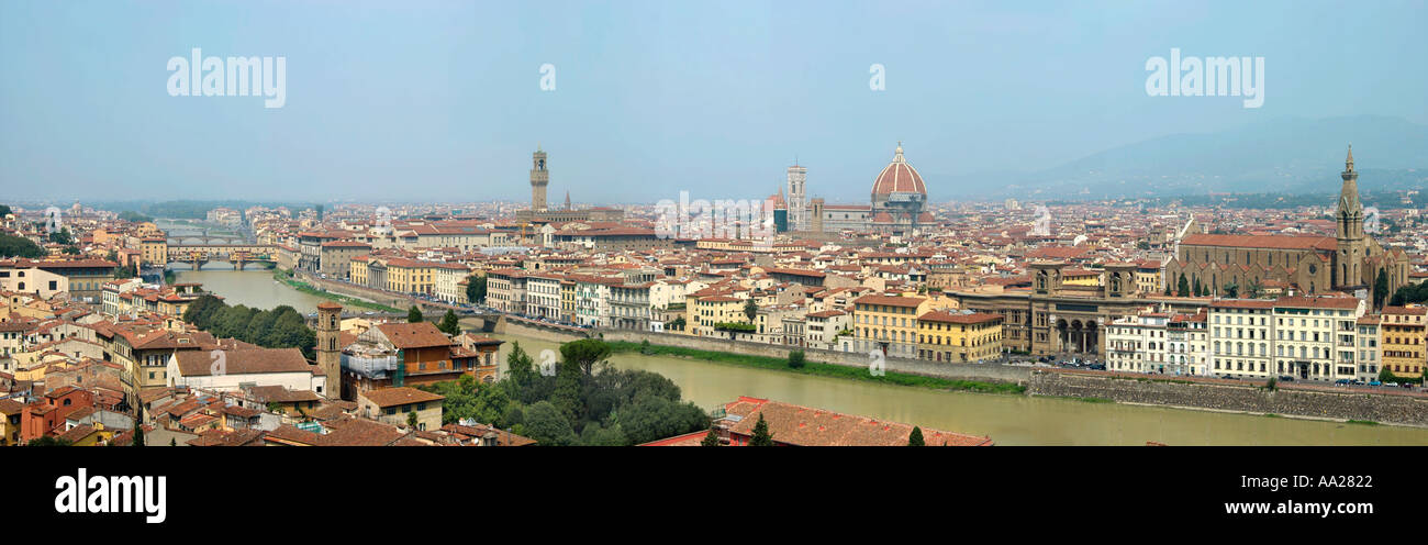 Panoramablick auf die Stadt und den Fluss Arno von der Piazzale Michelangelo, Florenz, Toskana, Italien Stockfoto