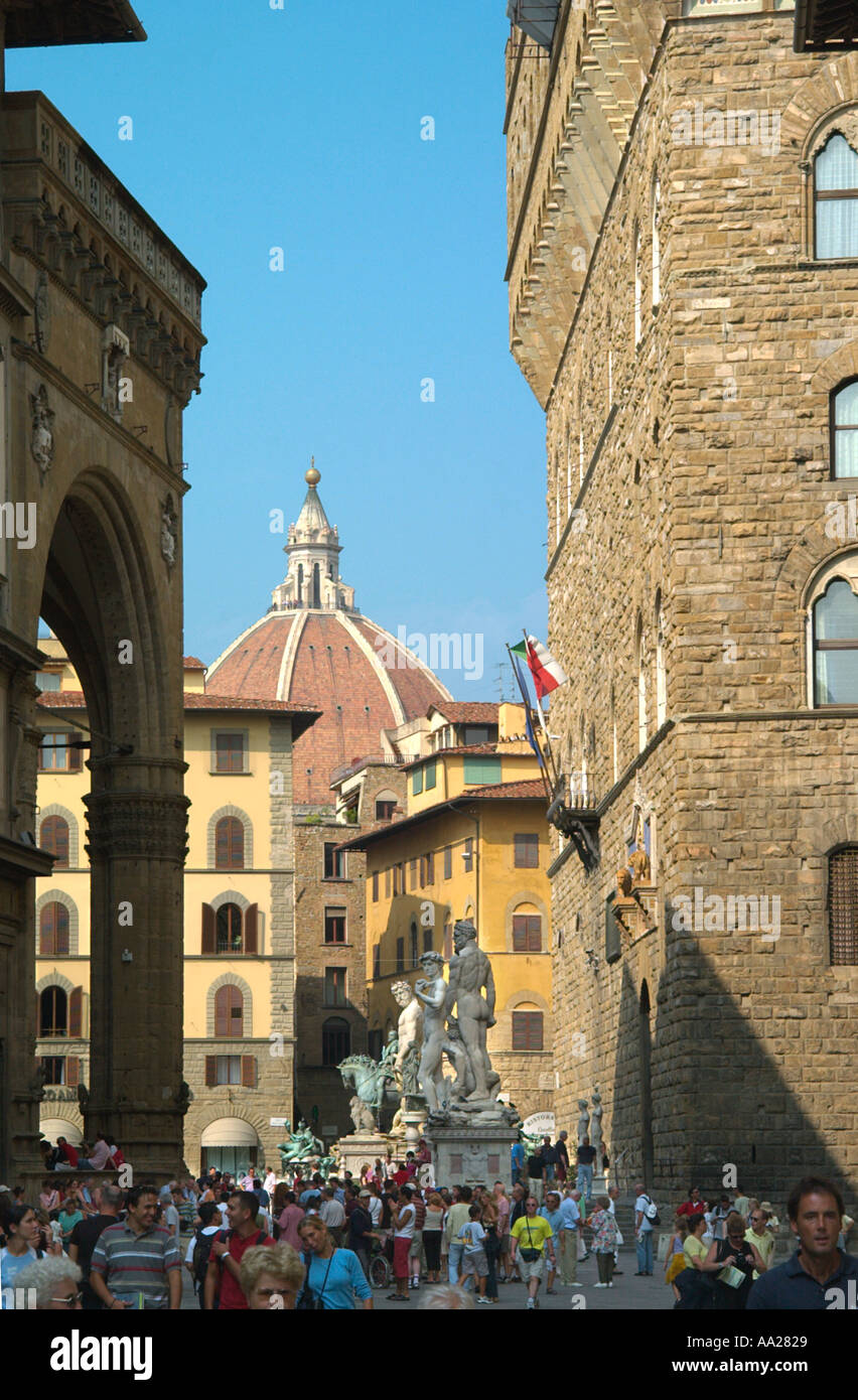 Zeigen Sie nach Piazzale Degli Uffizi gegenüber dem Palazzo Vecchio, Piazza della Signoria und der Duomo, Florenz, Toskana, Italien an Stockfoto