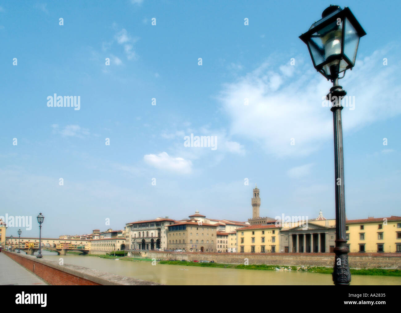 Sorft Fokus Schuss des Arno mit der Ponte Vecchio in der Ferne, Florenz, Toskana, Italien Stockfoto