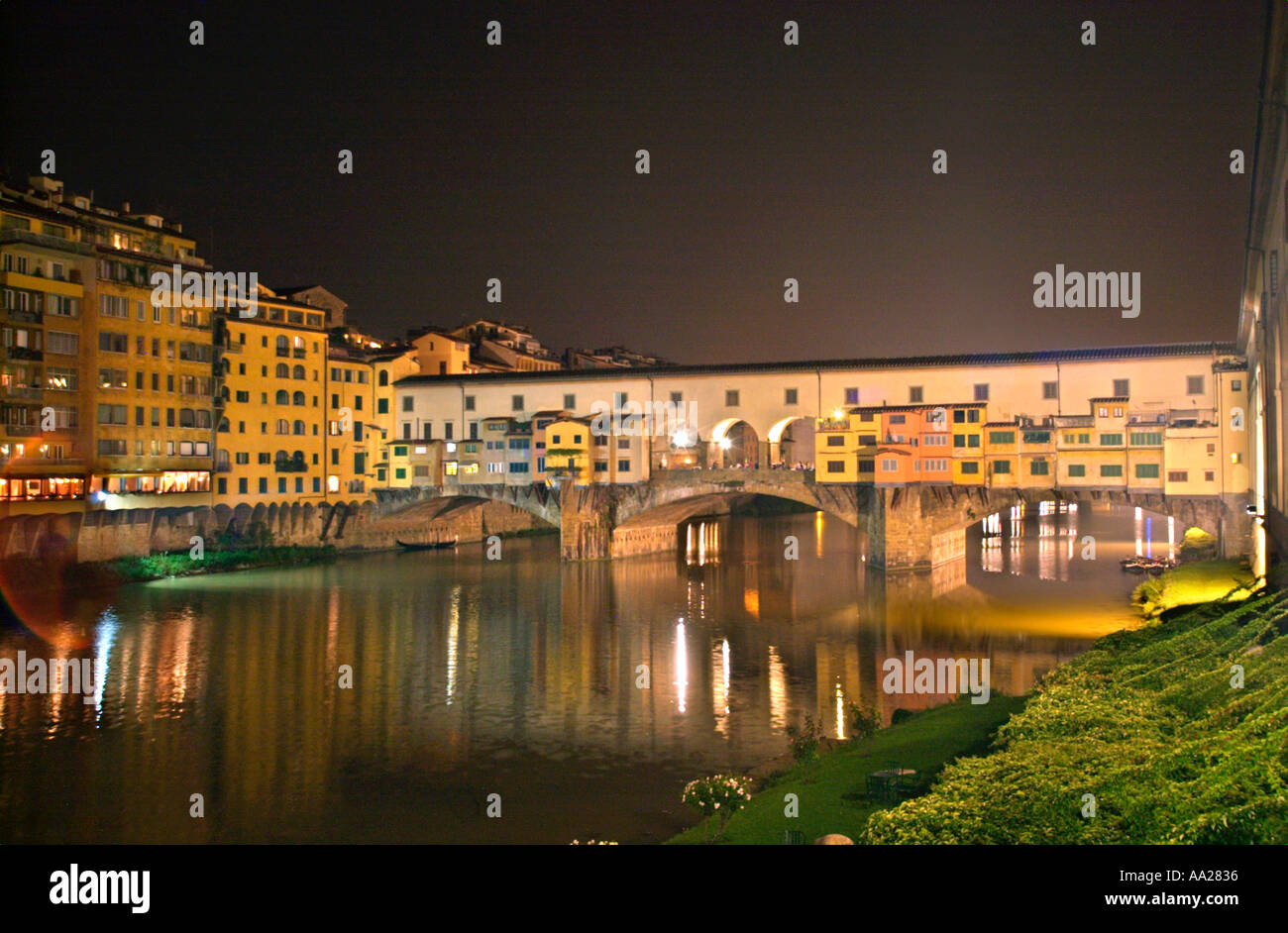 Ponte Vecchio in der Nacht, Florenz, Toskana, Italien Stockfoto