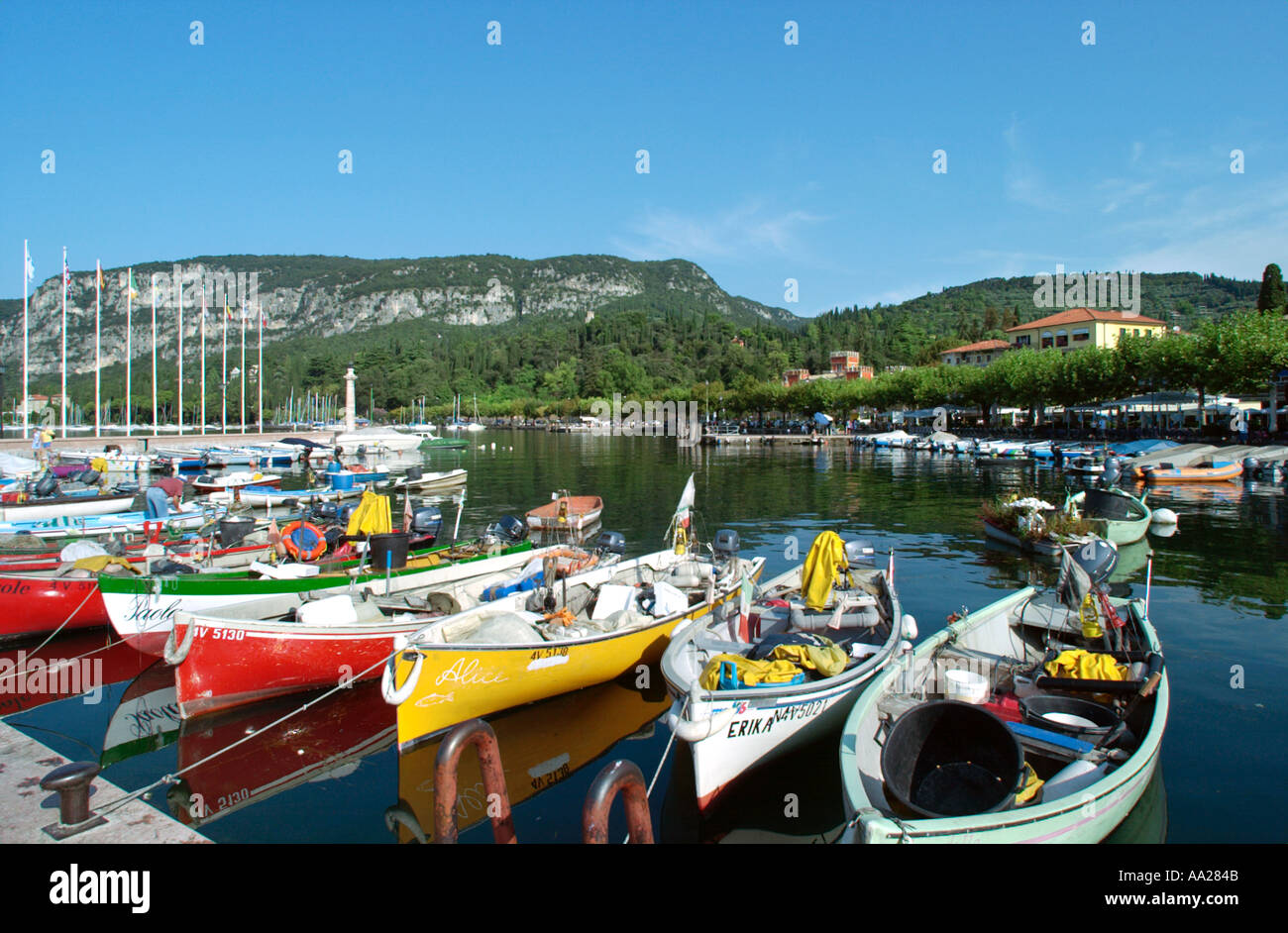 Boote im Hafen von Garda, Gardasee, Italien Stockfoto