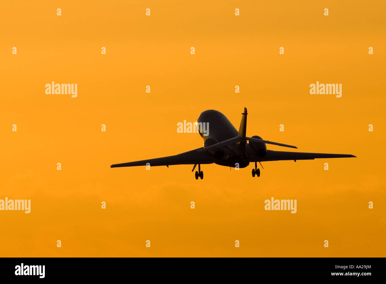 Business Jet gelb-Himmel Stockfoto