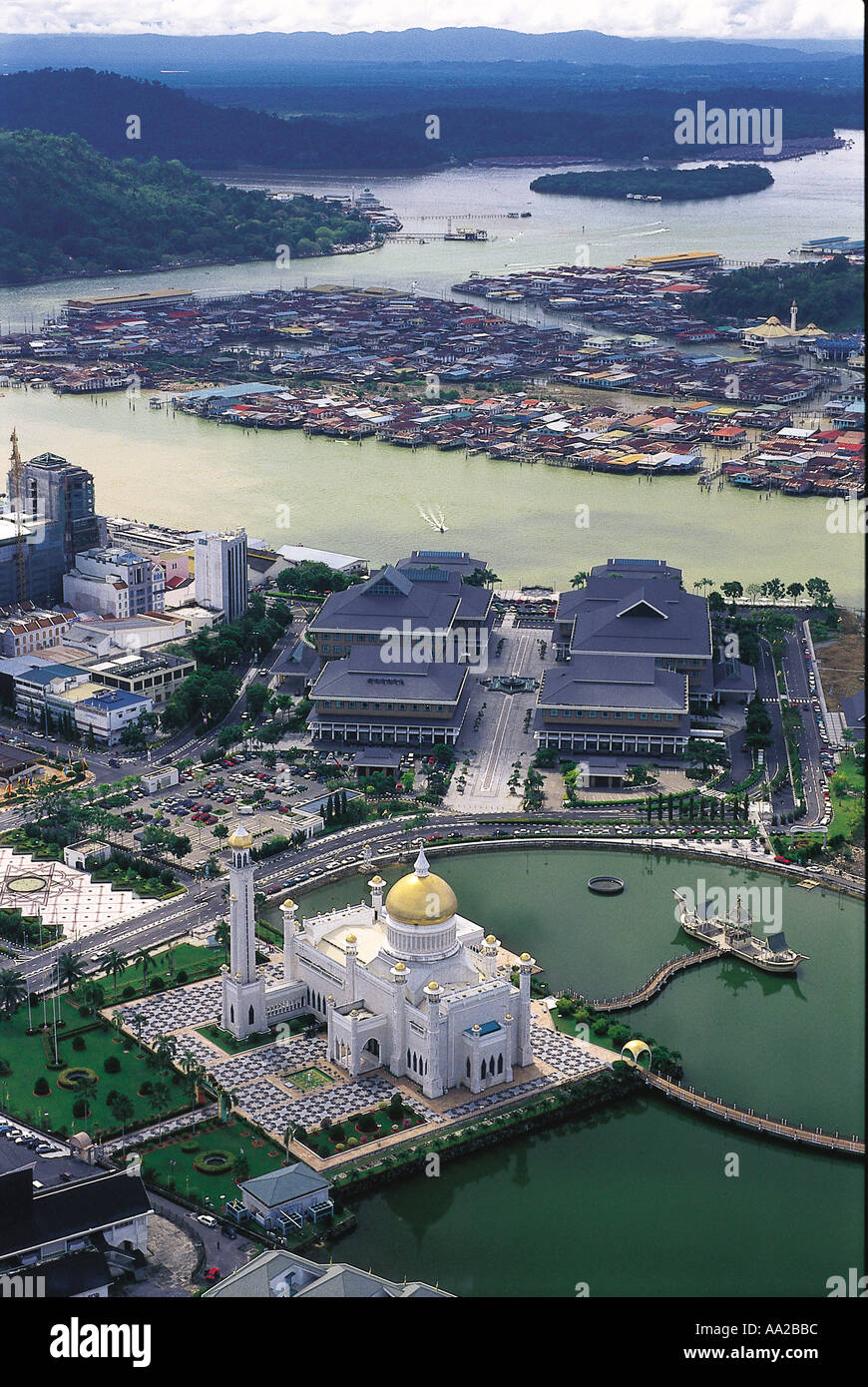 Brunei Bandar Seri Begawan Luftaufnahme Der Hauptstadt Mit Den Omar Ali Saifuddien Moschee Bandar Seri Bagwan Brunei Jeremy Hor Stockfotografie Alamy