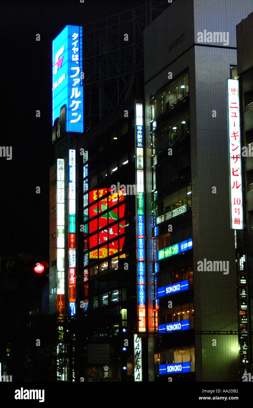 Nachtansicht, GiNew Zealanda, Tokyo. Bunte Zeichen auf schwarzem Hintergrund. Stockfoto