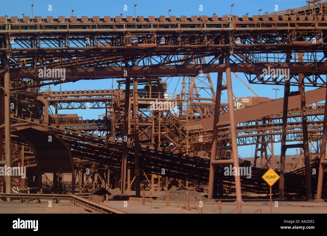 BHP Billiton, Port Hedland, Westaustralien. industrielle verfolgt bei Eisenerz Arbeitsweise mit "Buckel"-Zeichen. Stockfoto