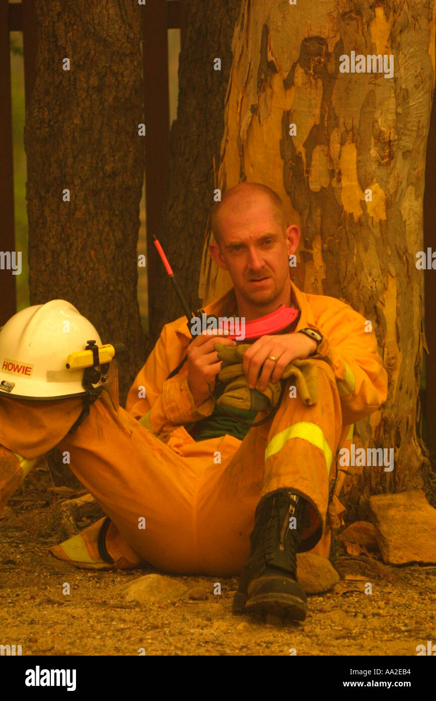 Bush Feuerwehrmann ruht während der Flamme in der Nähe von Sydney Stockfoto