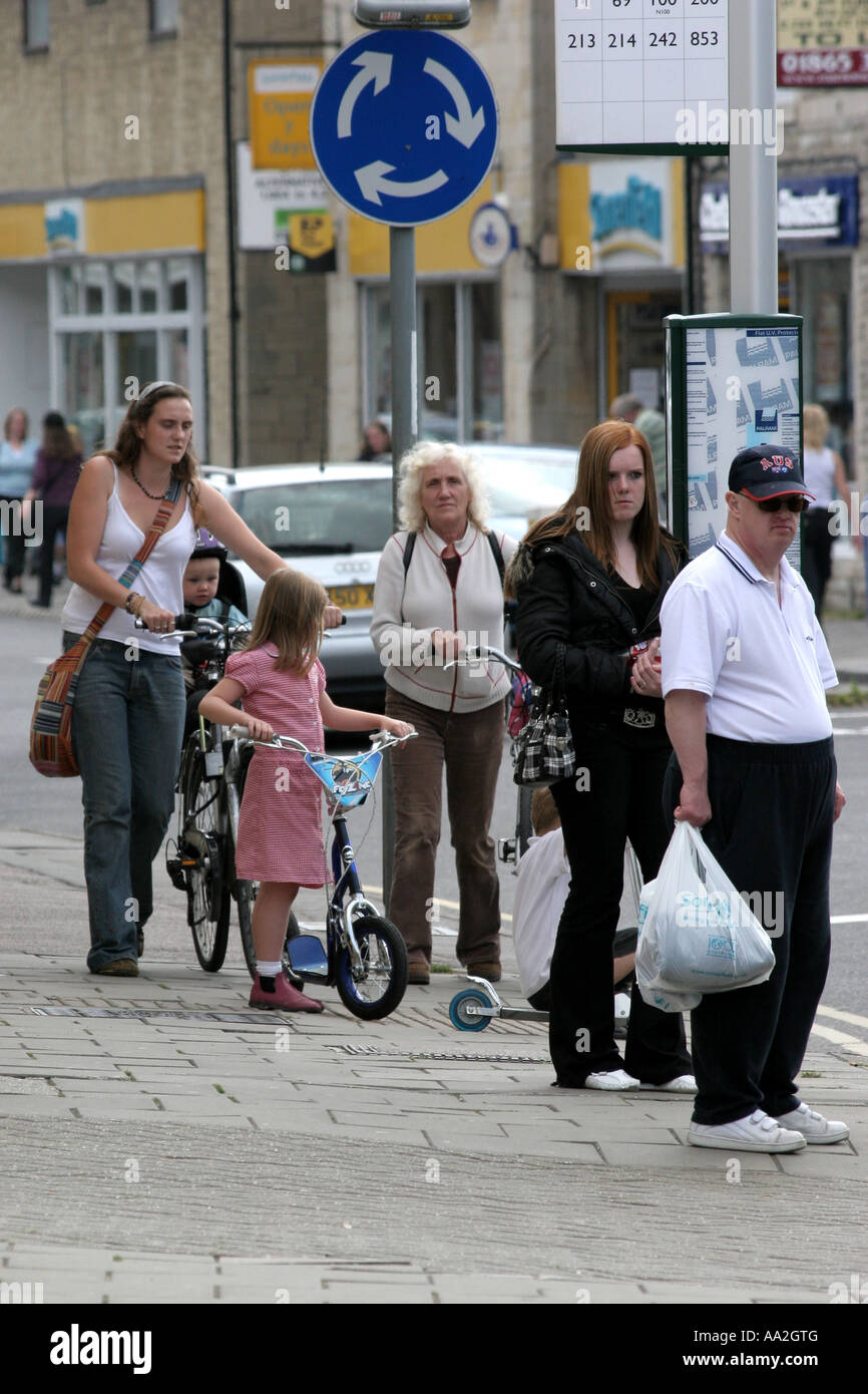 Menschen standen an einer Bushaltestelle in Witney, Oxfordshire. Stockfoto