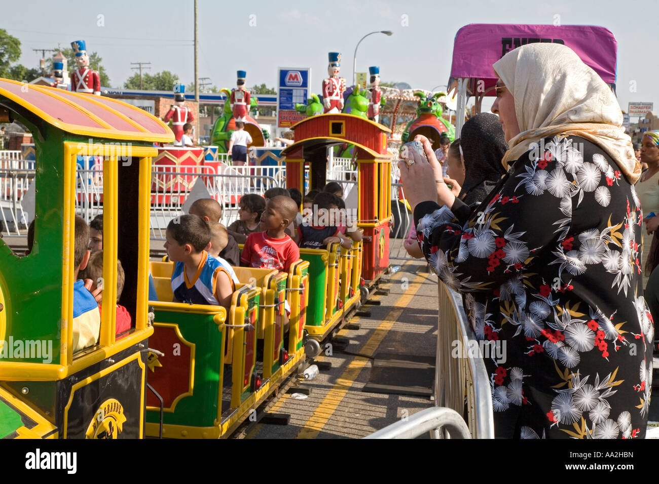 Dearborn, Michigan eine Frau nimmt Bilder von Kindern in einer Zugfahrt auf dem arabischen International Festival Stockfoto