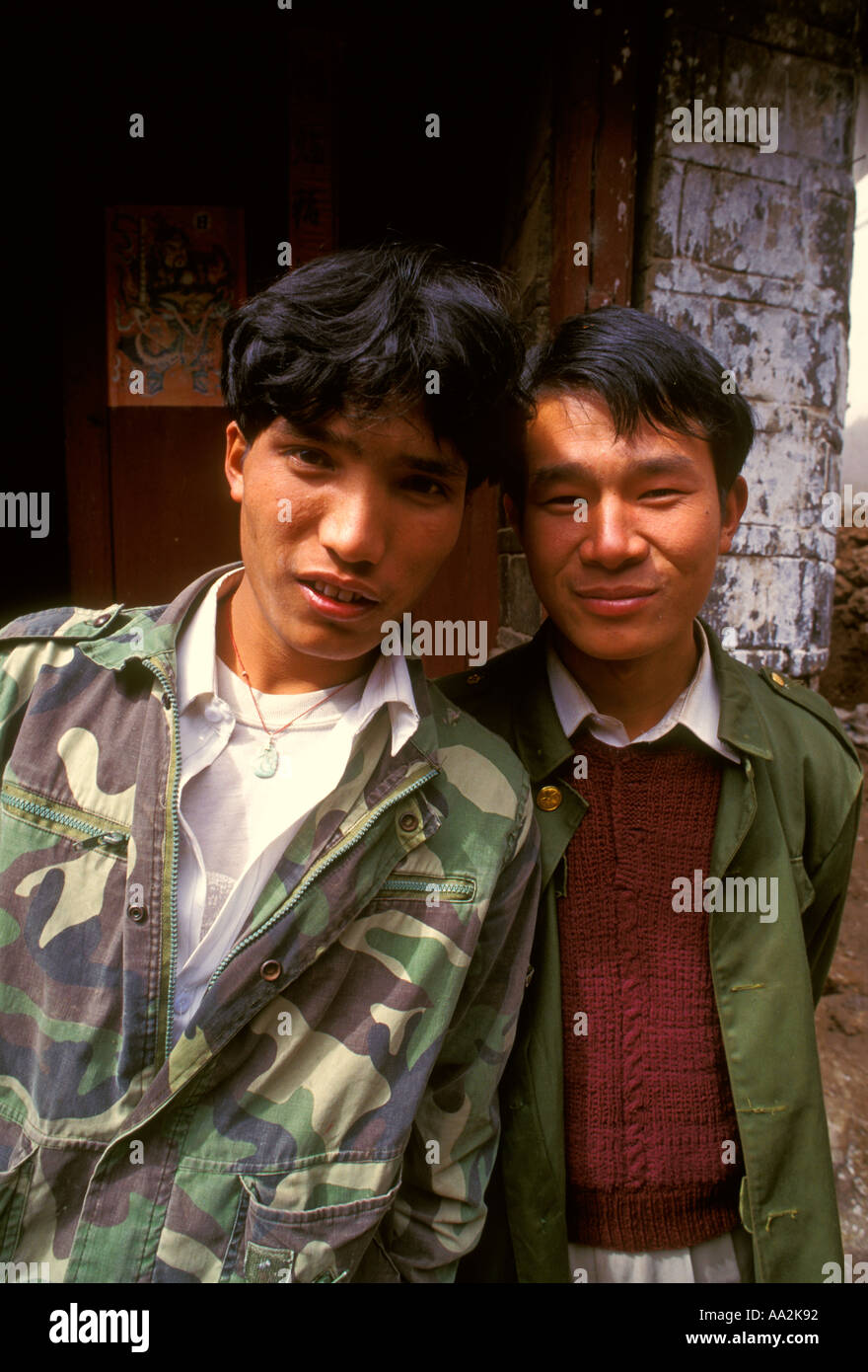 2, 2, Chinesische, chinesische Männer, Männer, Männer, Erwachsene, Erwachsene, Männer, gute Freunde, Altstadt, Lijiang, Yunnan, China, Asien Stockfoto