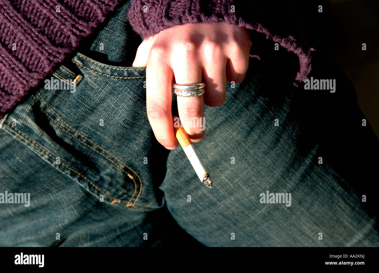 Teenager Rauchen Stockfoto