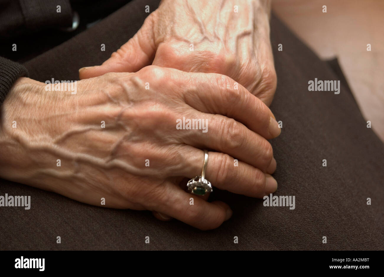 Hände einer alten Frau Stockfoto