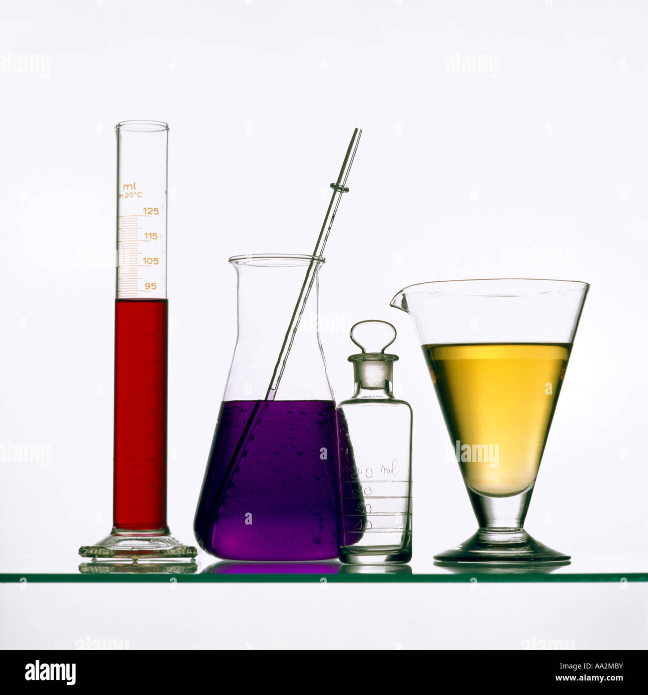 Gruppe von Reagenzgläsern und Becher in einem wissenschaftlichen Labor Stockfoto