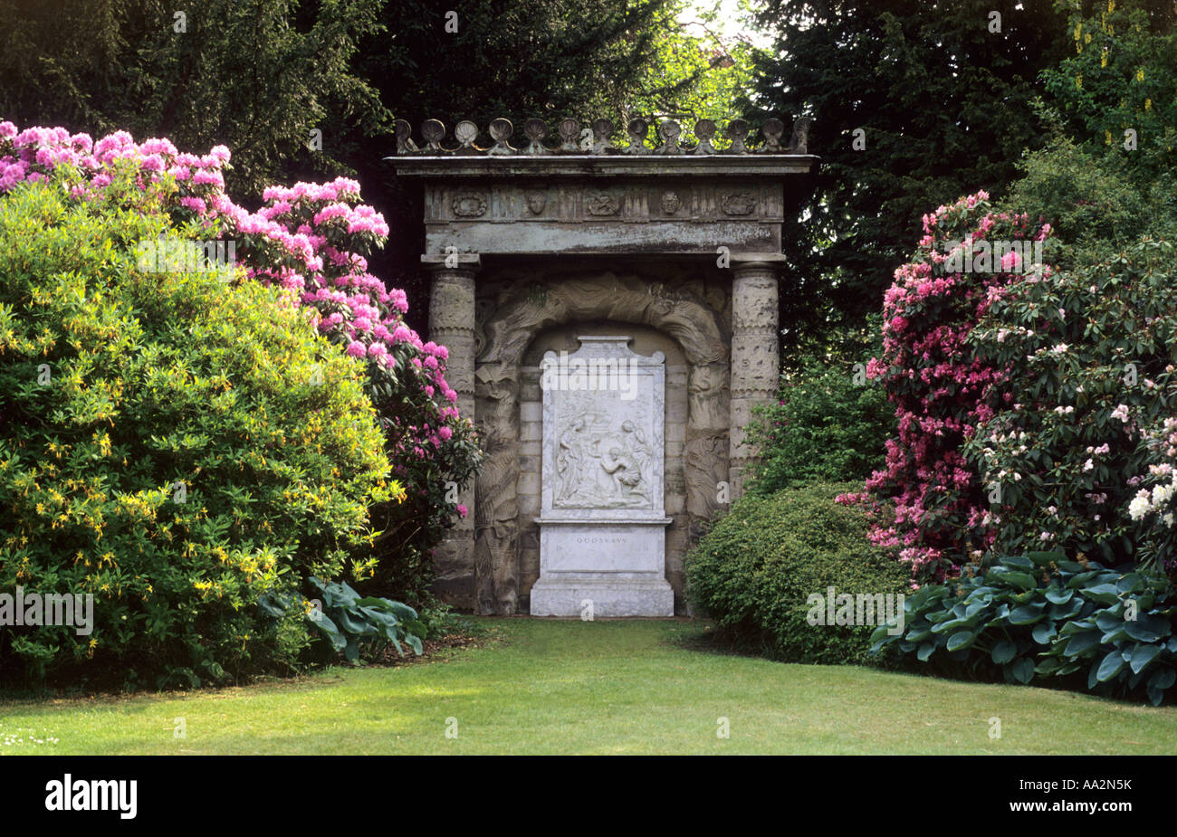 Garten Denkmal, klassischen Funktion, Rhododendren, Shugborough, Staffordshire, England, UK, verfügt über Garten, Ornament Stockfoto