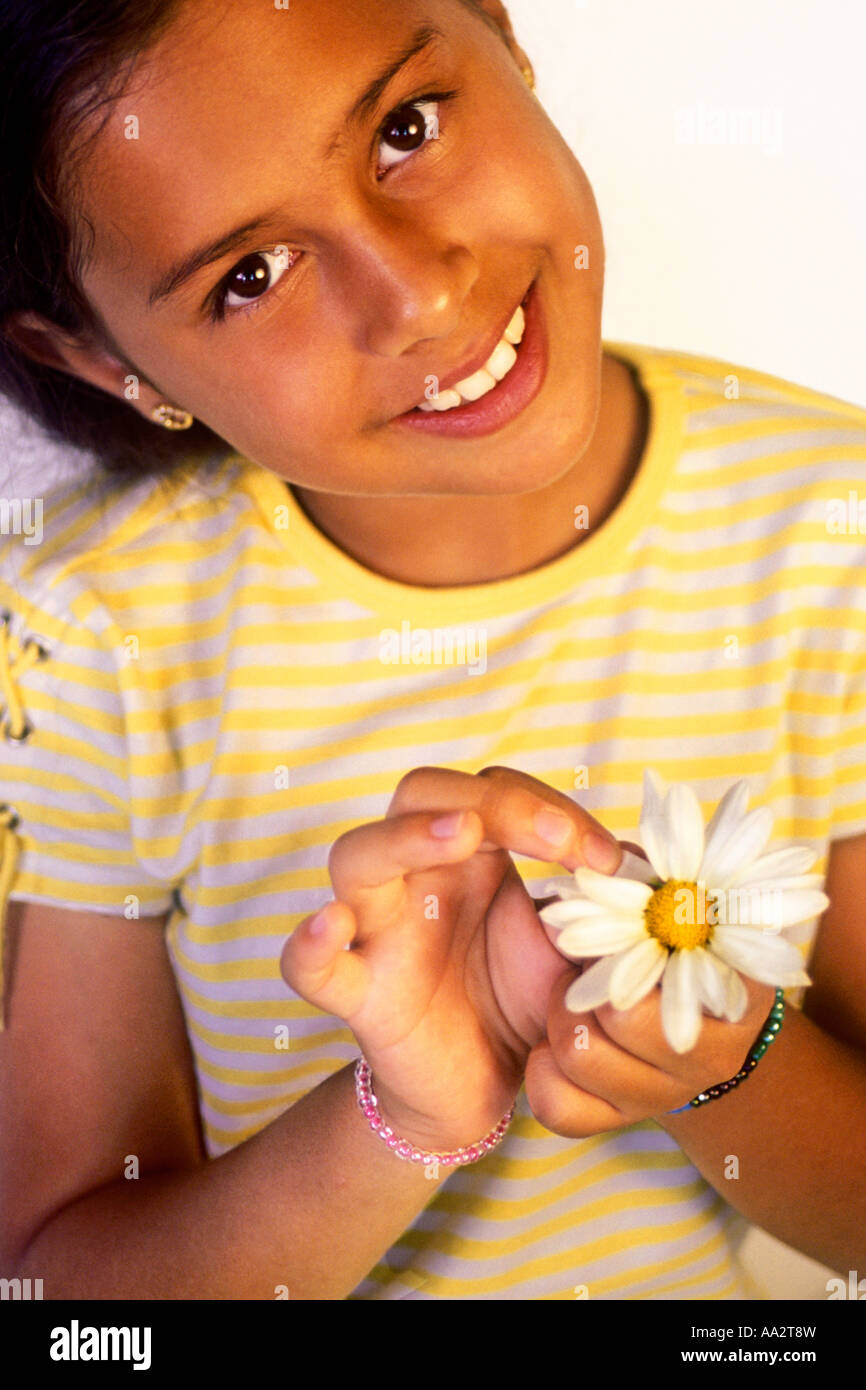 Junges Mädchen Kommissionierung Daisy Blütenblätter Stockfoto