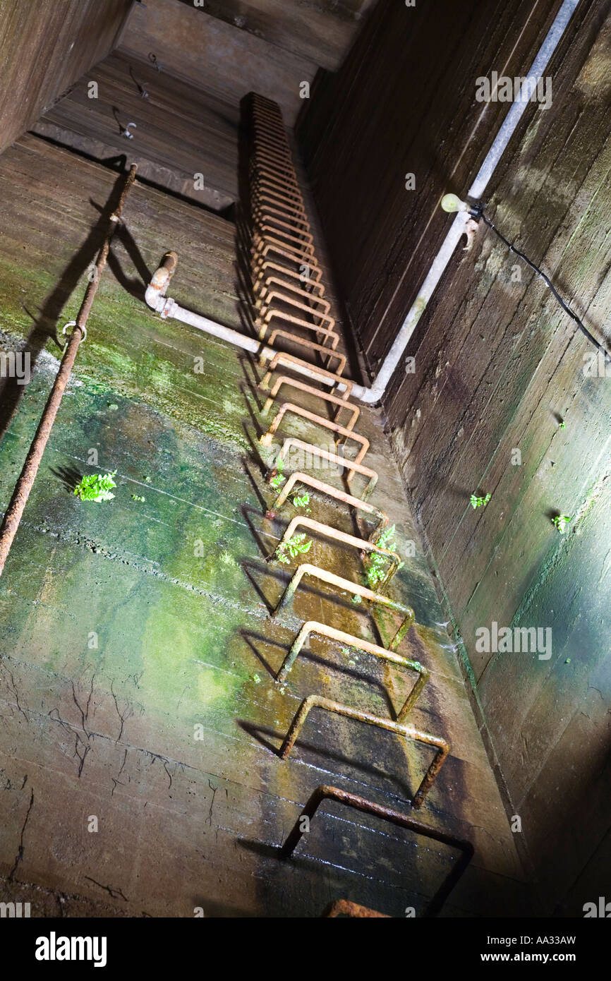 Original Eisen geläutet Notausstieg Leiter aus dem deutschen Militär U-Bahn Krankenhaus St Andrew, Guernsey, Channel Islands Stockfoto