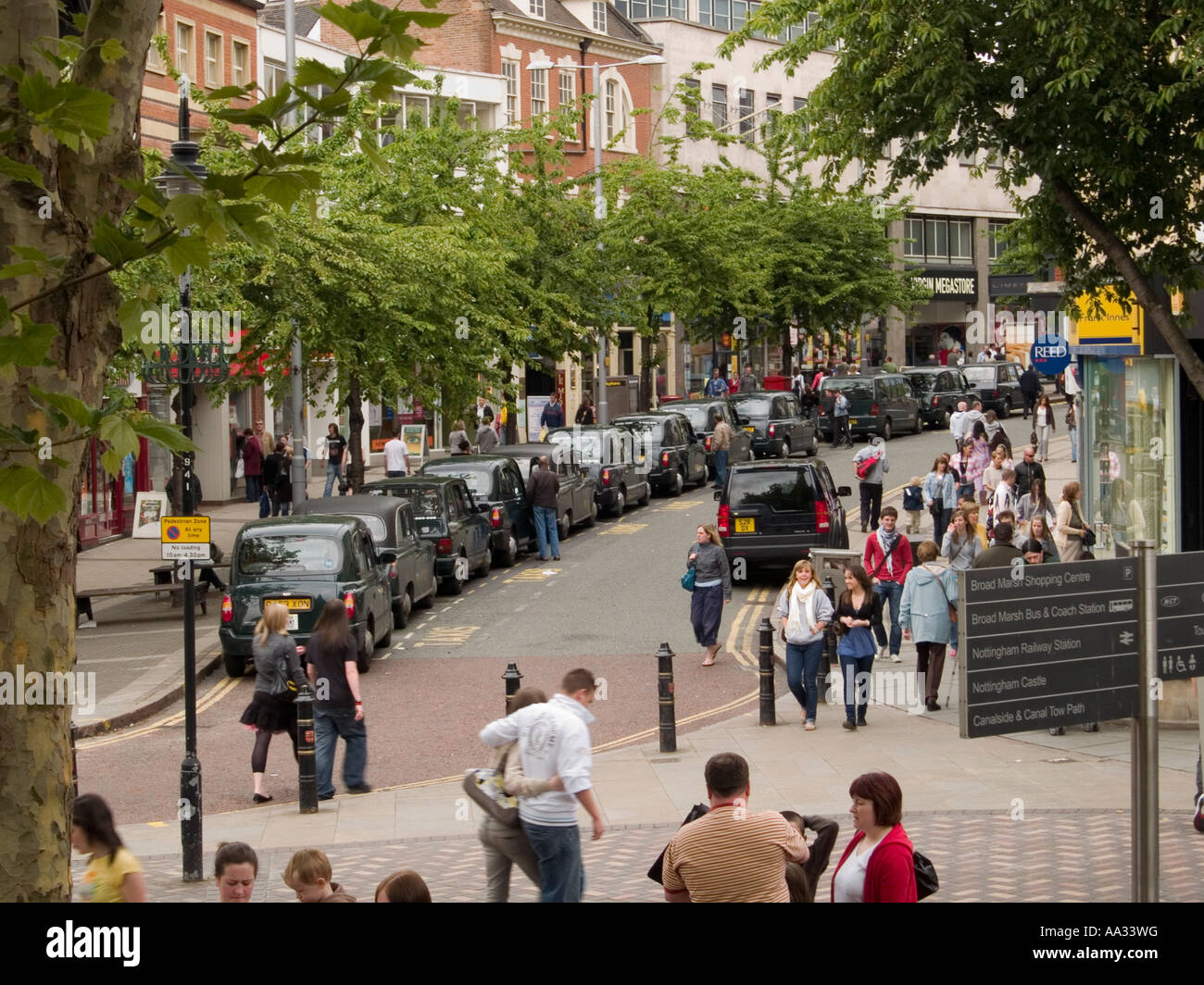 Ein viel beschäftigter Taxis Samstagnachmittag Shopper und Taxis, Wheeler Tor im Stadtzentrum von Nottingham UK Stockfoto