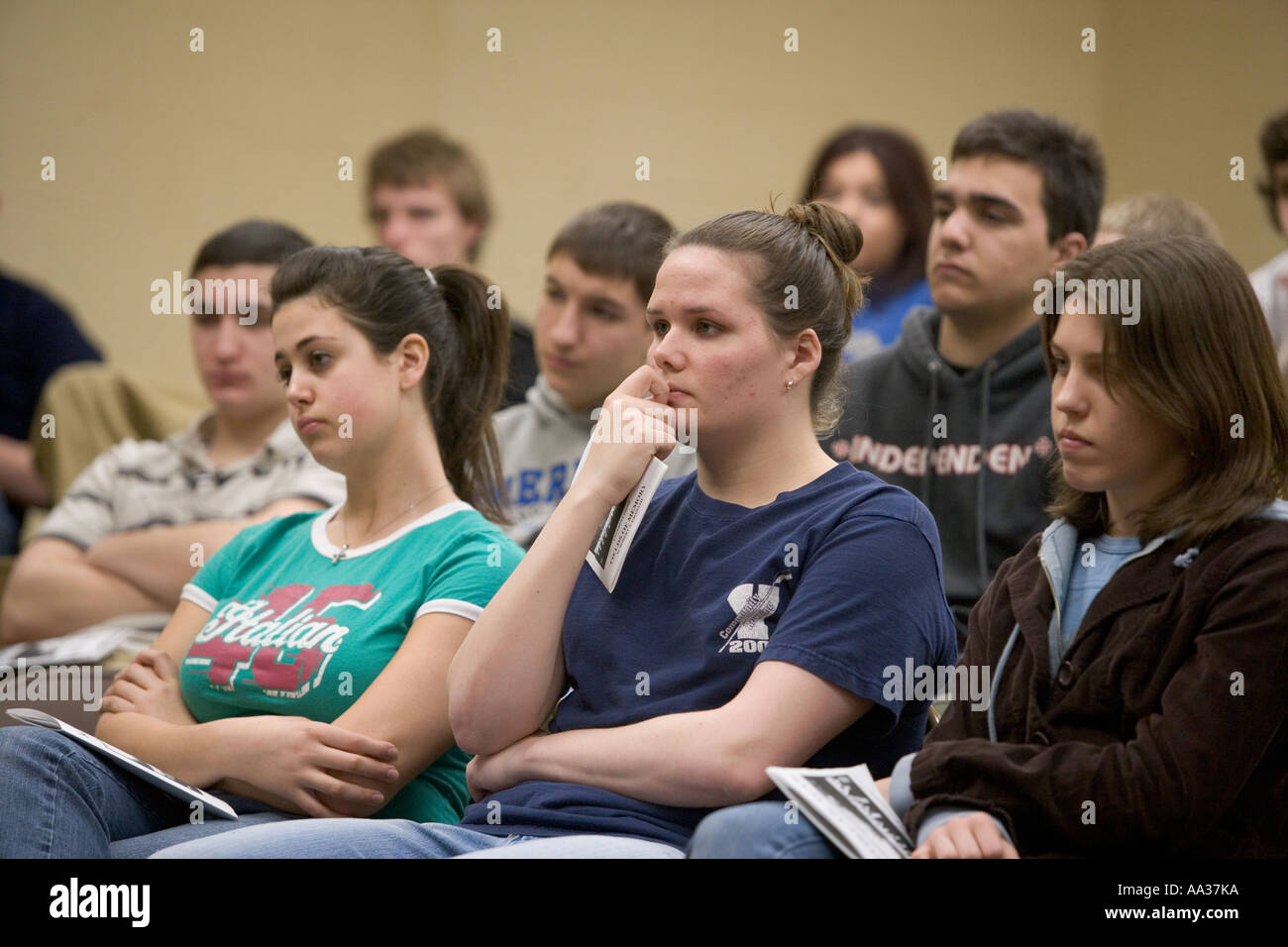 Schülerinnen und Schüler einer Klasse Vortrag in einem Klassenzimmer uns anhören Stockfoto