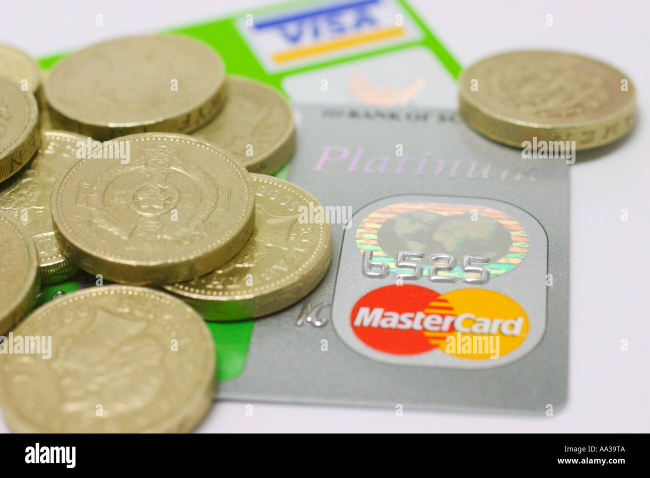 Kreditkarten und Pfund-Münzen Stockfoto