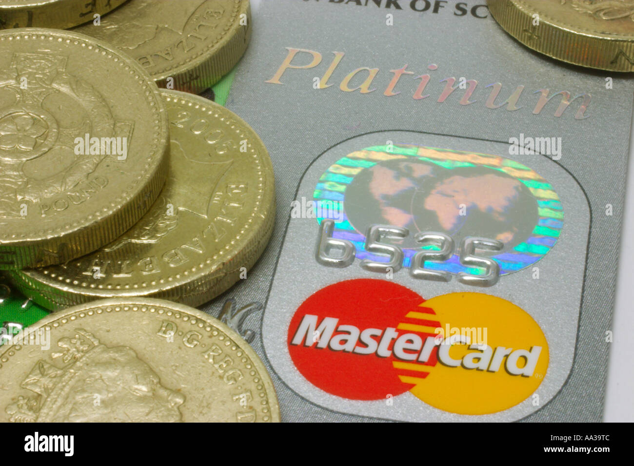 Kreditkarte und Pfund-Münzen Stockfoto
