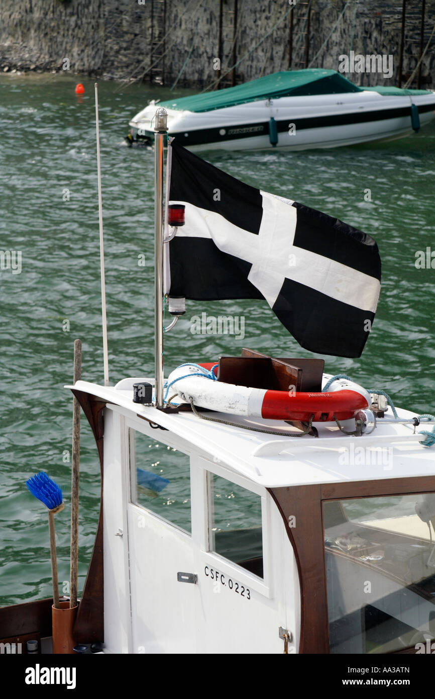 Ein Cornwall Flagge wird auf einem Boot, Padstow, Cornwall, UK. Stockfoto