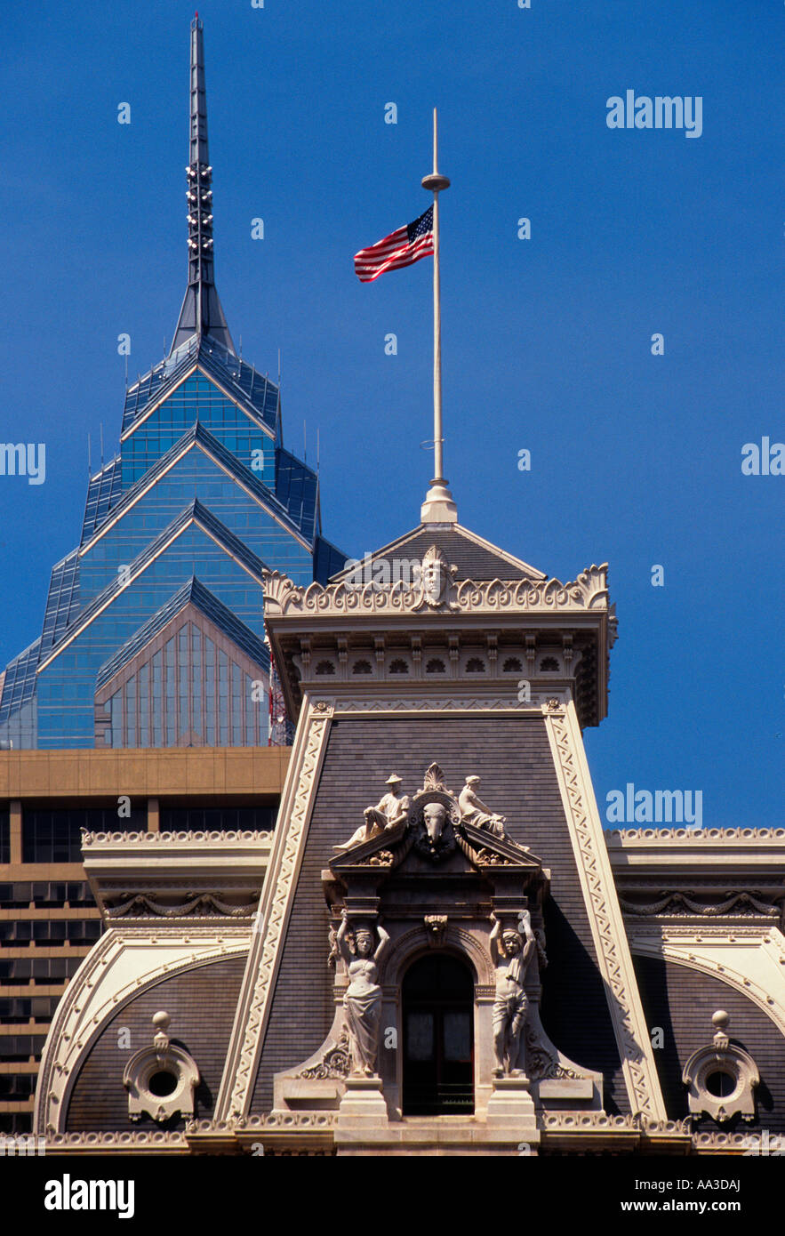 Philadelphia City Hall (1871-1901) und One Liberty Place Gebäude in der Innenstadt. Pennsylvania USA im Kontrast zur Architektur des 19. Und 20. Jahrhunderts Stockfoto