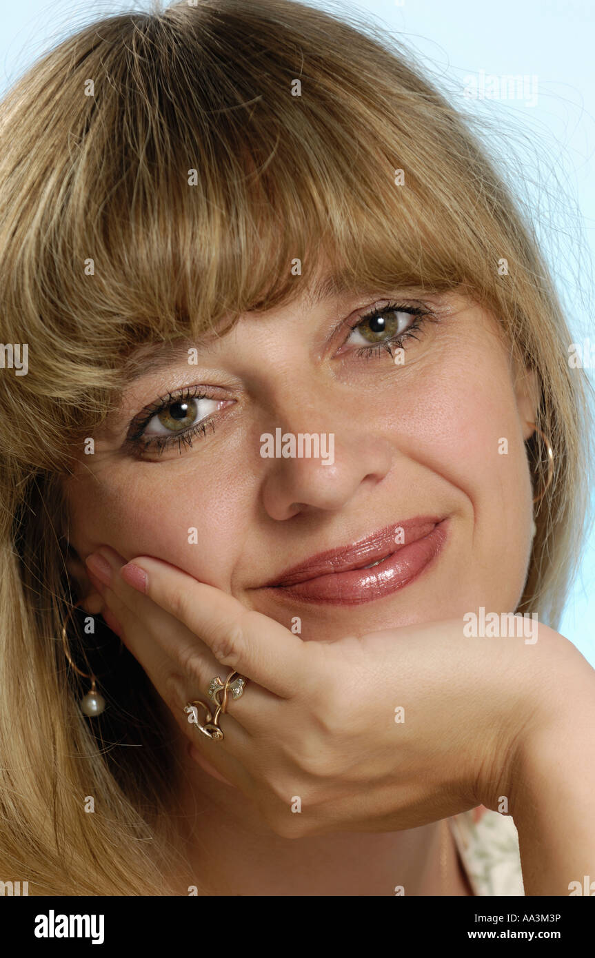 Attraktive Frau Gesicht Porträt lächelnd Stockfoto