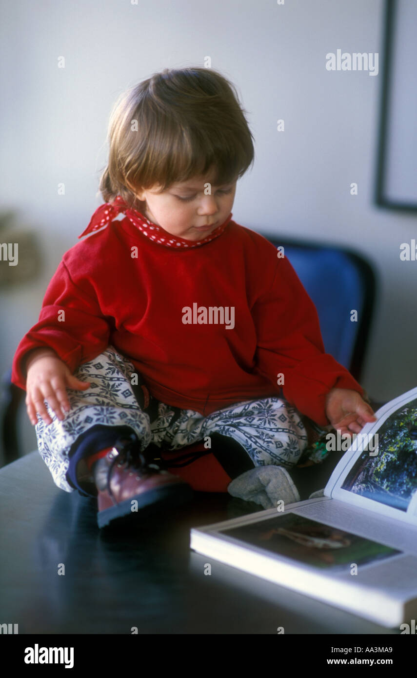 ein Jahr alt Lesung Bilderbuch Stockfoto