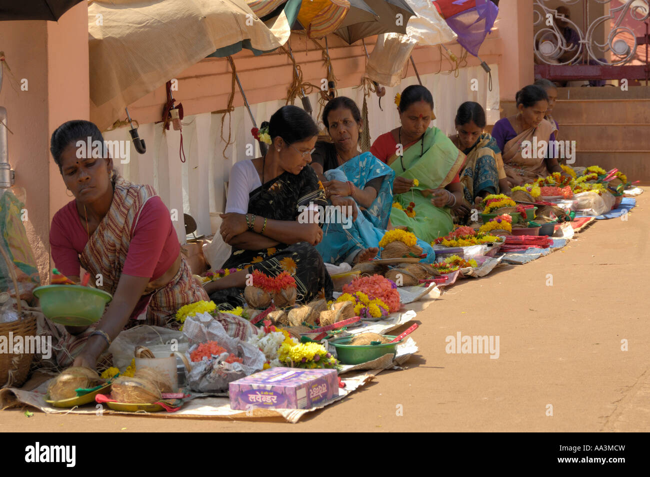 Reihe von Frauen verkaufen Angebote Shanta Durga Tempel Ponda Goa Indien Stockfoto