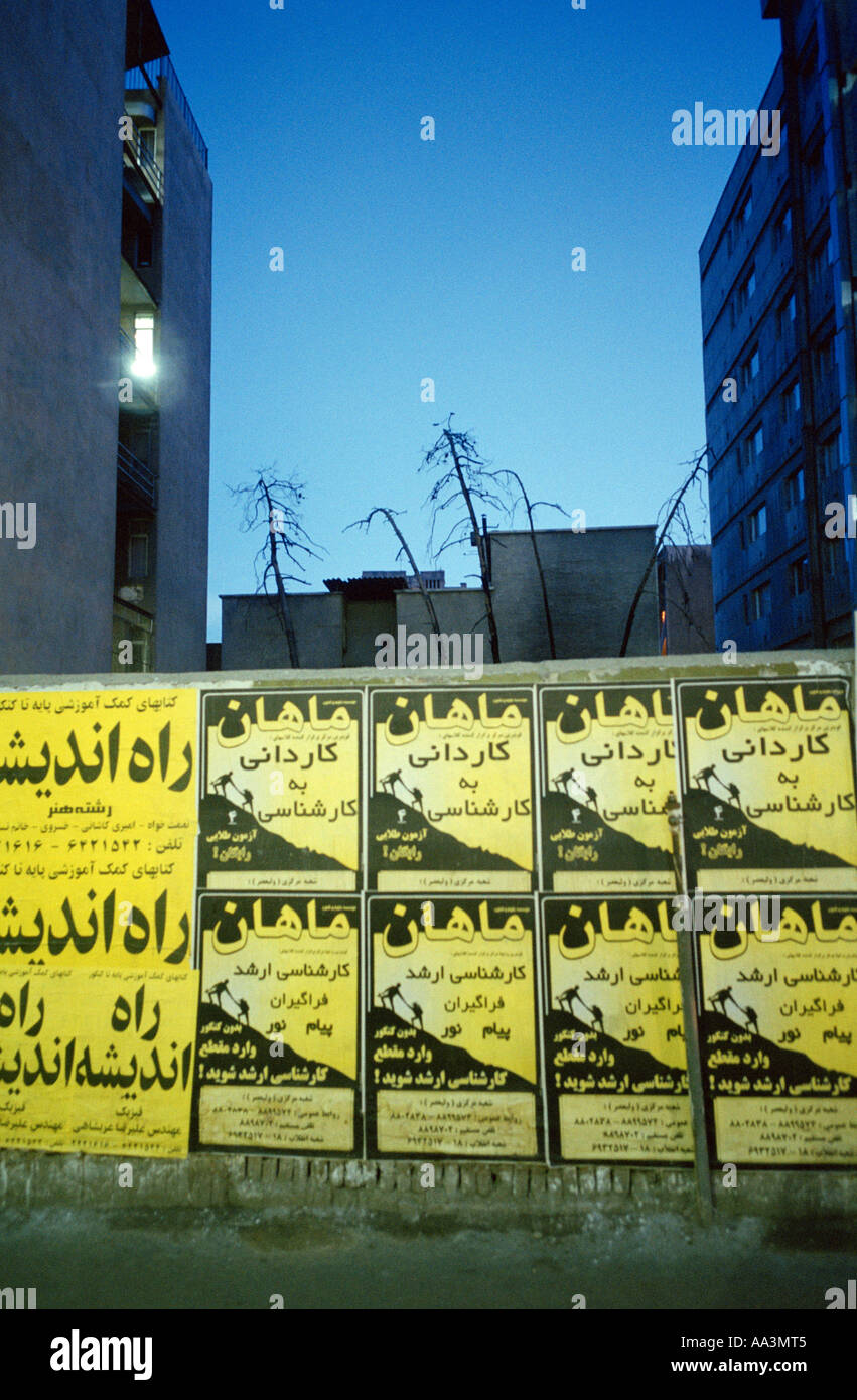 Poster auf einer Steinmauer in Teheran Stockfoto
