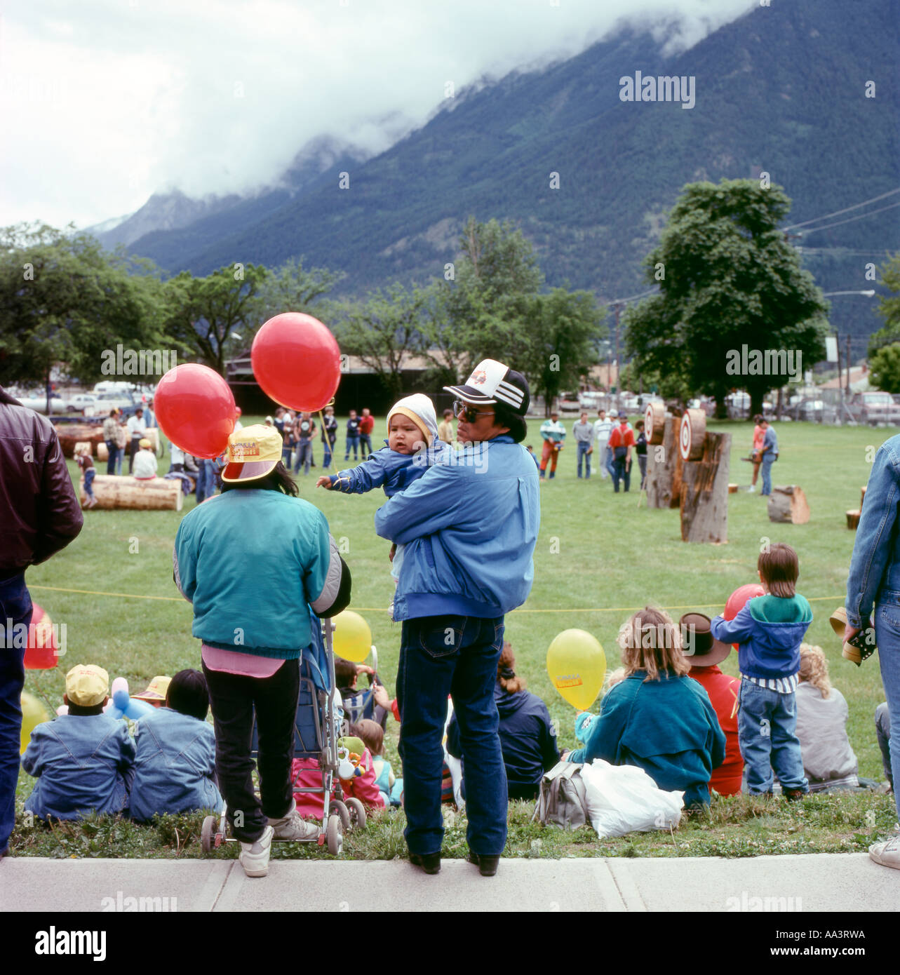 Familie mit Ballons Lillooet Tage jährliche Sommer Gemeinschaft Festival in der Nähe von Lillooet, British Columbia, Kanada KATHY DEWITT Stockfoto