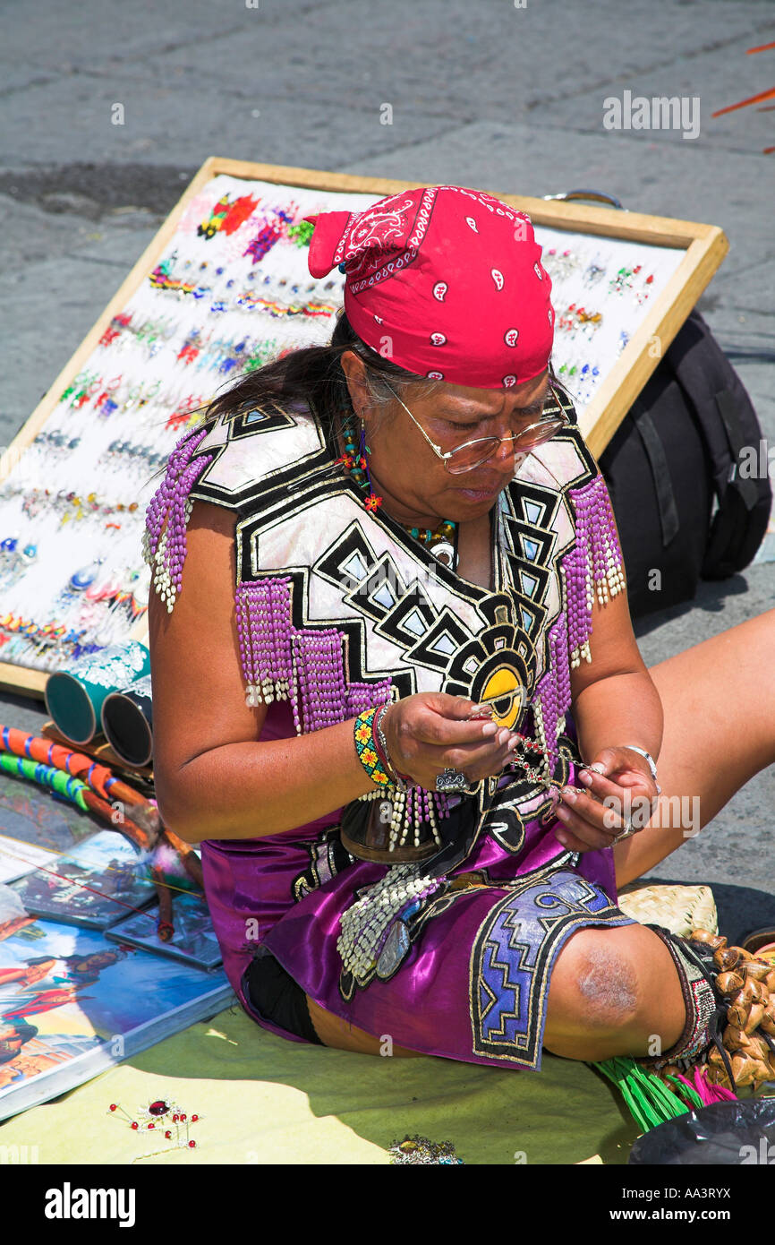 Weibliche mexikanischen indischen Herstellung und Verkauf von Schmuck, Zocalo, Plaza De La Constitución, Mexico City, Mexiko Stockfoto