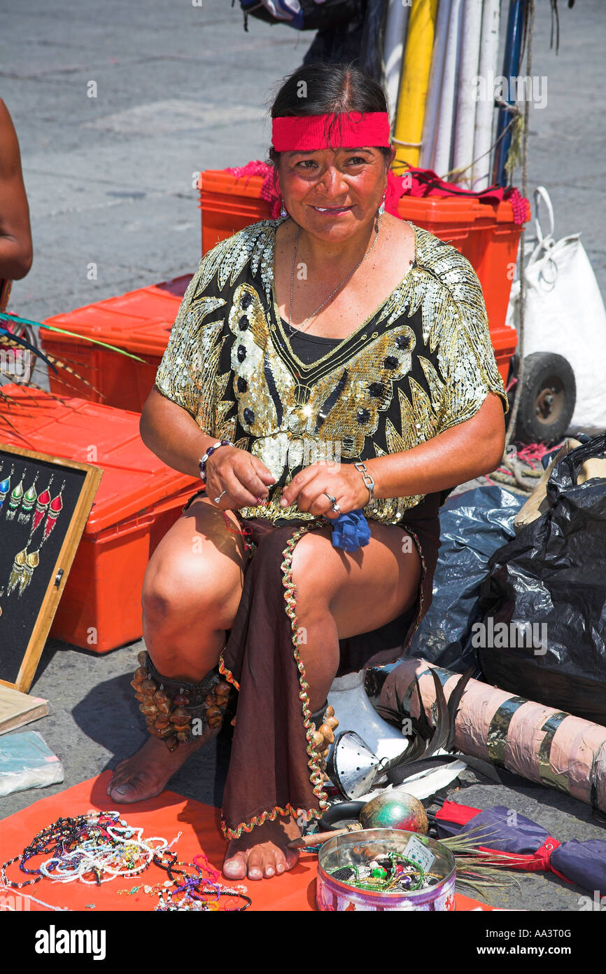 Weibliche mexikanischen indischen Herstellung und Verkauf von Schmuck, Zocalo, Plaza De La Constitución, Mexico City, Mexiko Stockfoto
