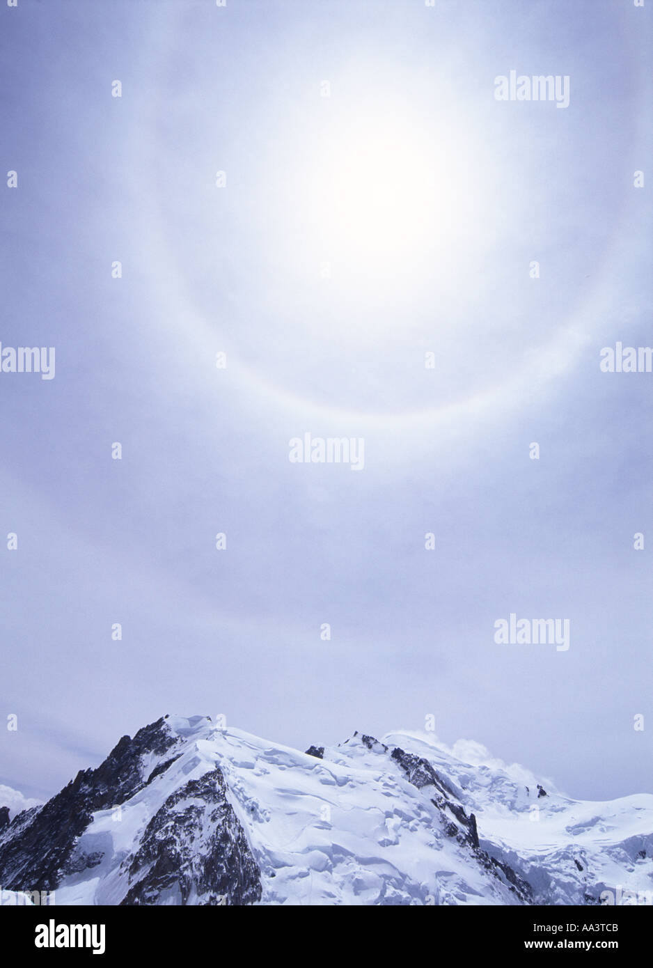 Solar Halo auf den Mont Blanc Gipfel oberhalb von Chamonix in Frankreich Stockfoto