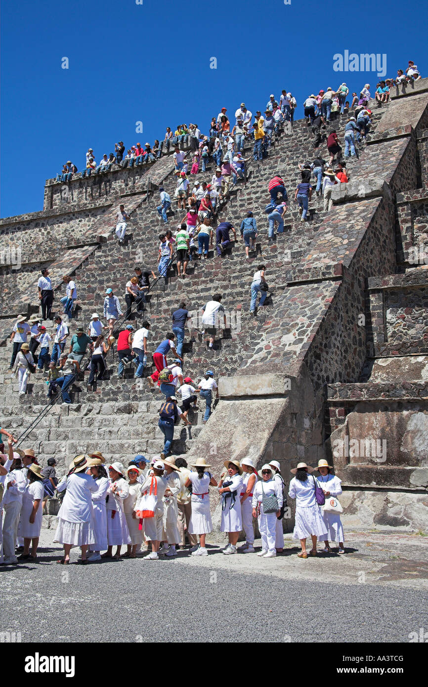 Touristen, Pyramide des Mondes, Piramide De La Luna, archäologische Stätte Teotihuacan, Teotihuacan, Mexiko-Stadt, Mexiko Stockfoto