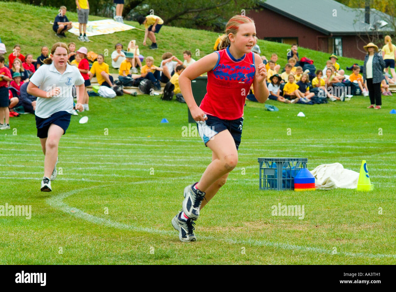Mädchen läuft in Grundschule Sport Stockfoto