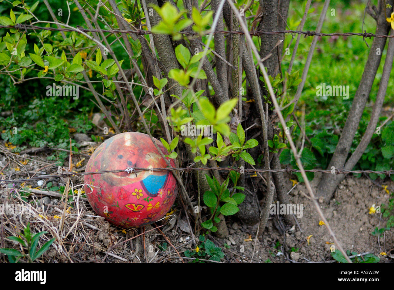 alte Barbie Puppe Kugel stecken im Stacheldrahtzaun Belgrad Serbien Stockfoto