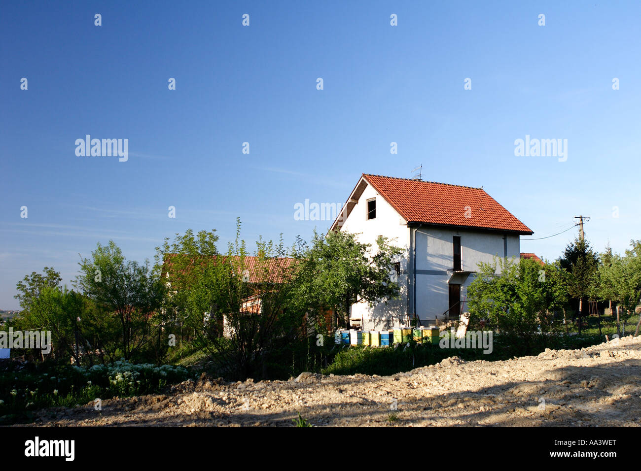 neu erbaute Haus in Vororte von Belgrad mit Bienenstöcke im Garten Serbien Stockfoto