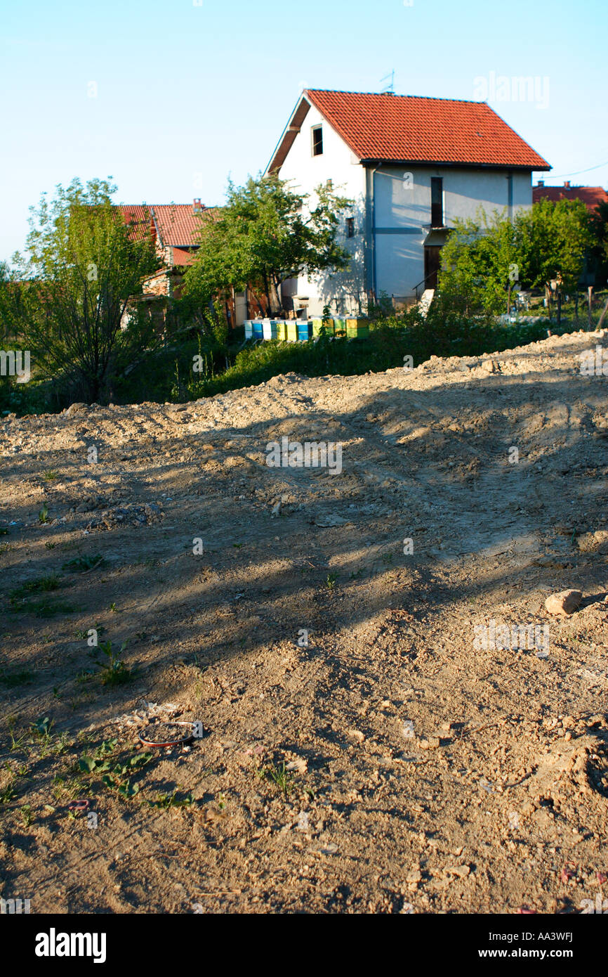 neu erbaute Haus in Vororte von Belgrad mit Bienenstöcke im Garten Serbien Stockfoto