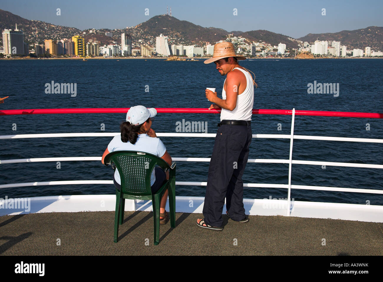 Touristen auf Kreuzfahrtschiff in der Bucht von Acapulco, Acapulco, Bundesstaat Guerrero, Mexiko Stockfoto