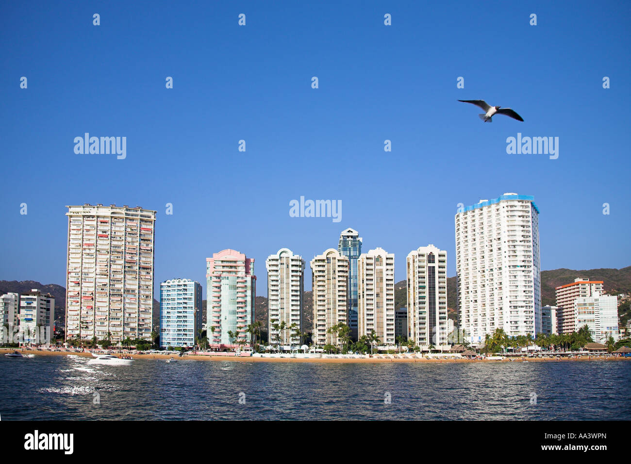 Eigentumswohnungen und Hotels neben Strand, Bucht von Acapulco, Acapulco, Bundesstaat Guerrero, Mexiko Stockfoto