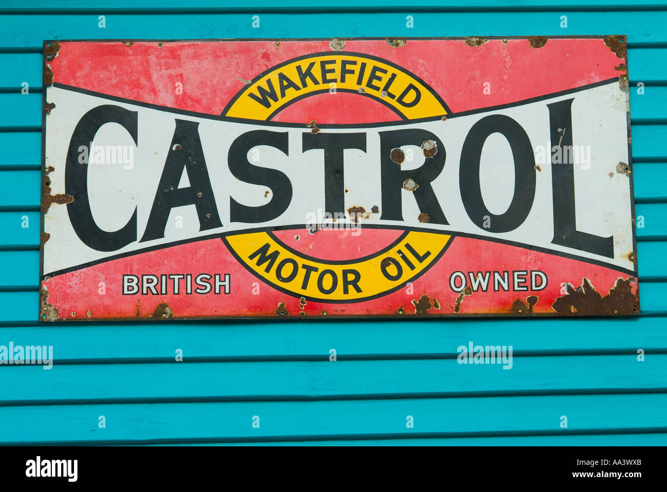 Antikes lackiertes Castrol-Motoröl-Werbespot aus Stahl Stockfoto